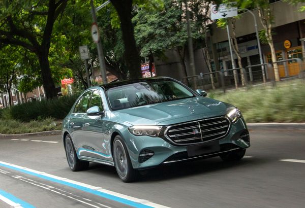 Em nova geração, o sedã da Mercedes-Benz continua ostentando a estrela no capô