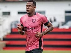 Imagem - Volante emprestado pelo Vitória é expulso pelo segundo jogo consecutivo e bate-boca com a torcida