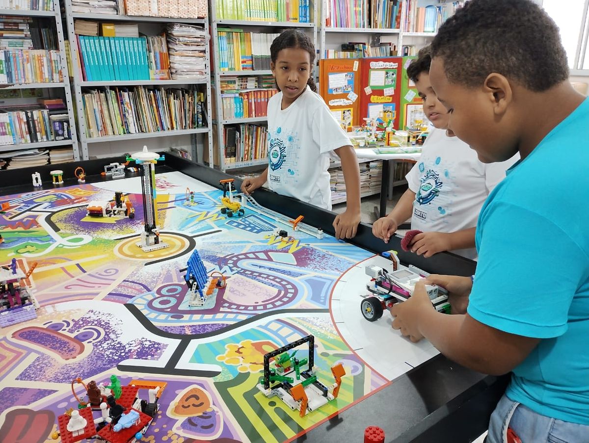 Alunos de escola municipal de Salvador participam de competição nacional de robótica