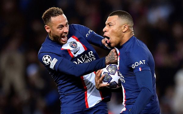 Neymar e Mbappé em jogo do PSG em 2023