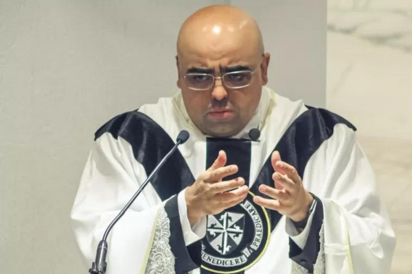 O padre José Eduardo de Oliveira e Silva disse que entregou o seu aparelho celular às autoridades, mas não as senhas