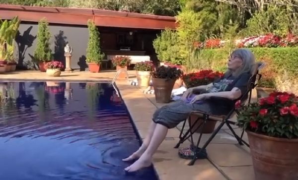 Vídeo mostra Rita Lee curtindo a piscina
