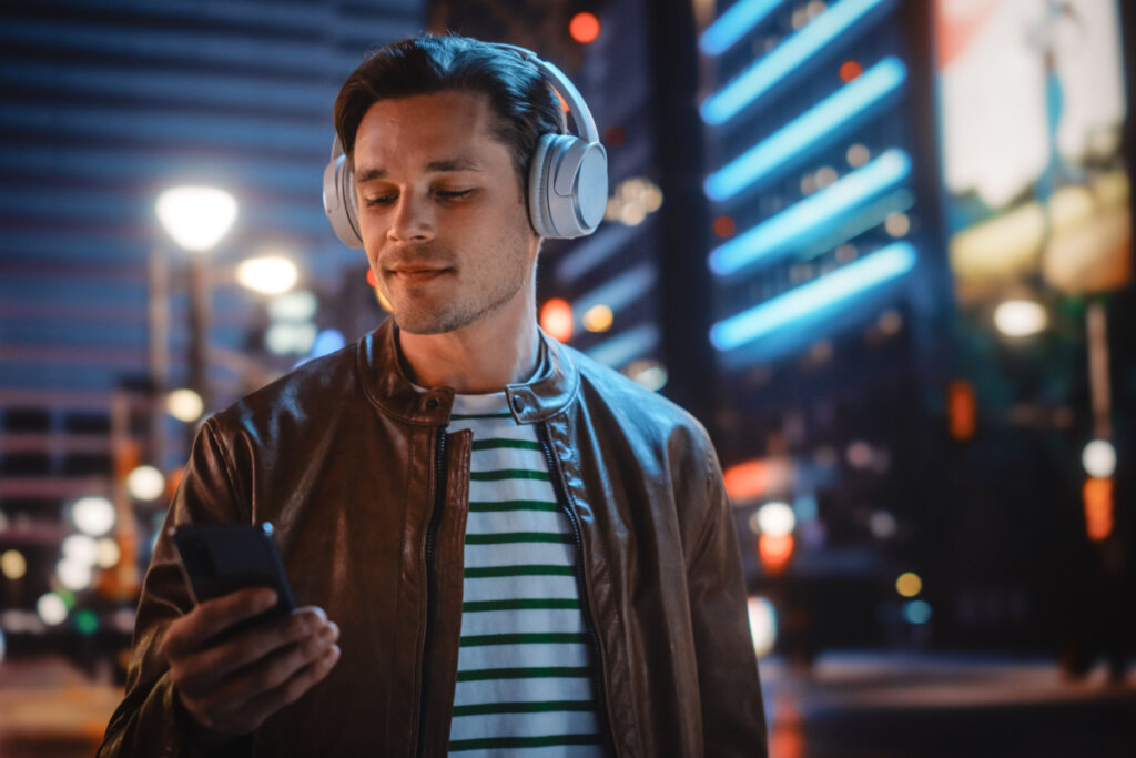 Os podcasts de tecnologia são uma ótima opção para se manter atualizado sobre as novas ferramentas disponíveis (Imagem: Gorodenkoff | Shutterstock) por  