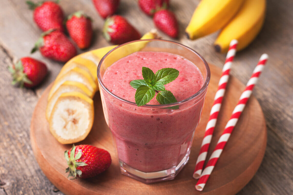 [Edicase]Vitamina de morango com banana e aveia (Imagem: natashamam | Shutterstock) por  