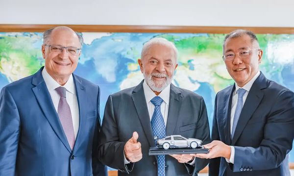 Lula durante reunião com o Presidente-Executivo do Grupo Hyundai Motor, Eui-Sun Chung