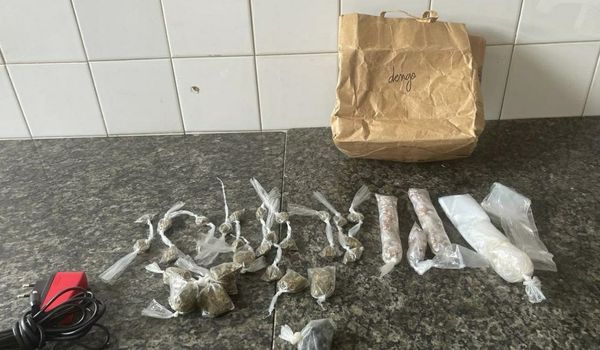 Policiais militares do Bope e da 18ª CIPM apreenderam uma arma de fogo e drogas no final da manhã desta sexta-feira (16) por Divulgação