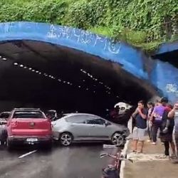 Imagem - Trânsito trava no Aquidabã após engavetamento bloquear túnel Américo Simas