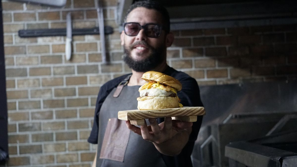 Criado pelo chef Marcio Garrido, hambúrguer de moqueca leva carne, queijo, camarão, pimenta e maionese de dendê