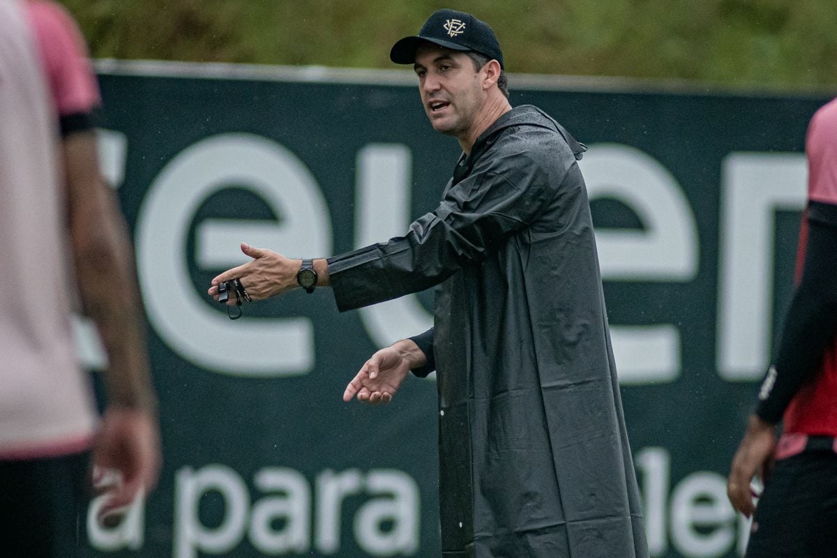 Técnico Léo Condé durante treino do Vitória, na Toca do Leão