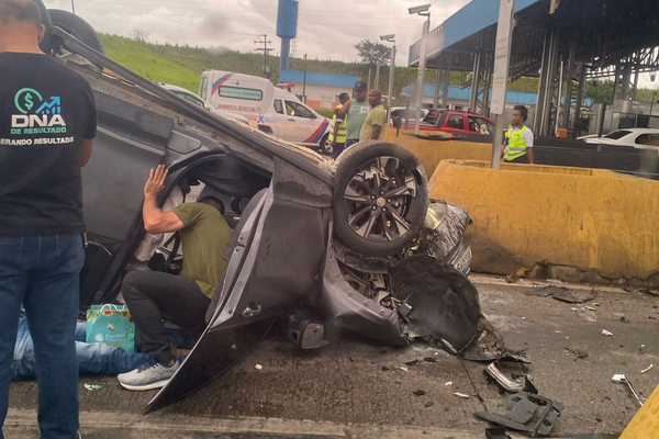 Um carro capotou, deixando duas pessoas feridas, na Praça de Pedágio 2, localizada em Amélia Rodrigues, BR-324