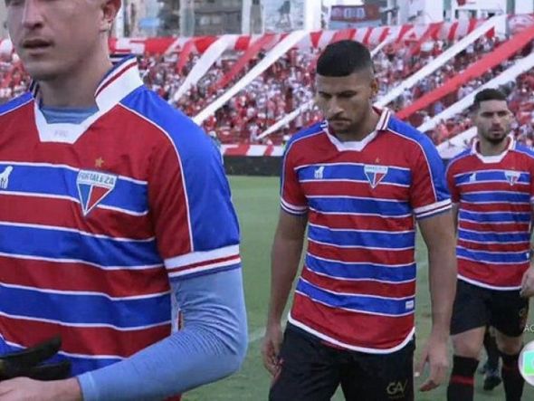 Imagem - Jogadores do Sport entram em campo com camisa do Fortaleza após atentado no Recife