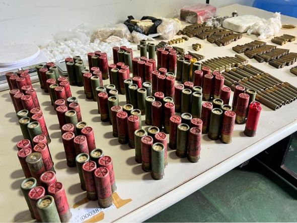 Imagem - Policiais apreendem centenas de drogas e munições em Camaçari