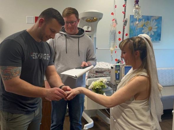Imagem - Noivos se casam em hospital momentos antes do filho nascer
