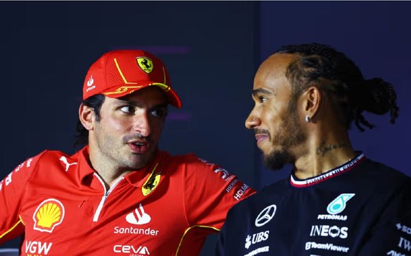 Carlos Sainz será substituído por Lewis Hamilton na Ferrari a partir de 2025