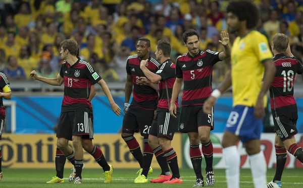 Dante caminha no gramado enquanto a seleção da Alemanha comemora gol sobre o Brasil na Copa de 2014