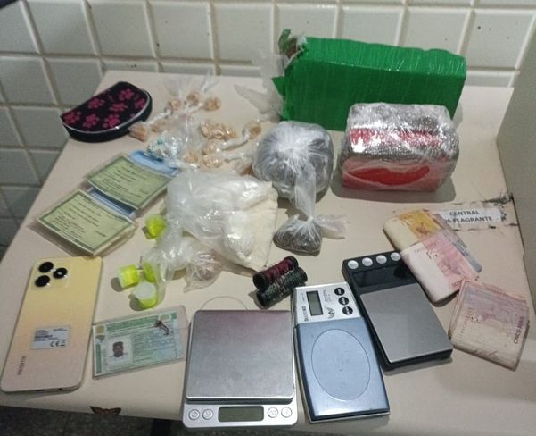Drogas, balança e celular foram encontrados pela polícia