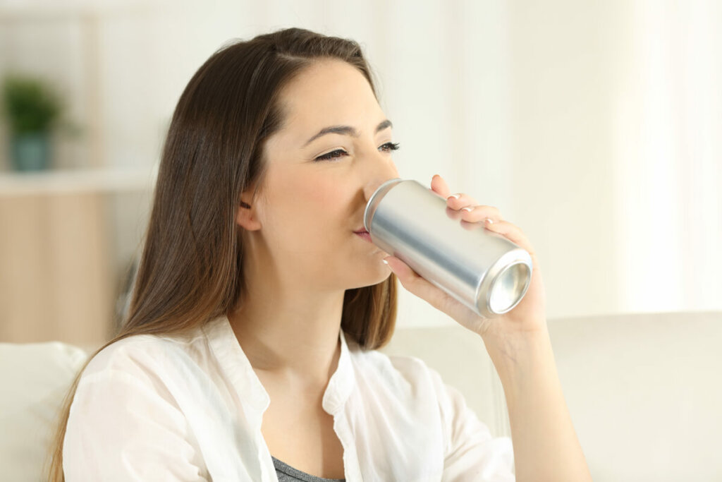 Açúcar e sódio dos refrigerantes afetam a circulação e aumentam as células gordurosas (Imagem: Antonio Guillem | Shutterstock) por  