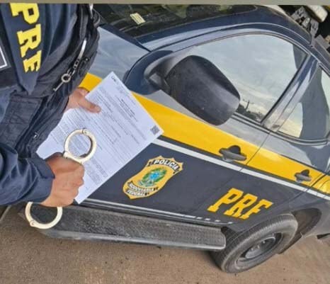 Procurado da justiça por tráfico de drogas e posse irregular de arma de fogo é preso na BR 324 em Tanquinho (BA)