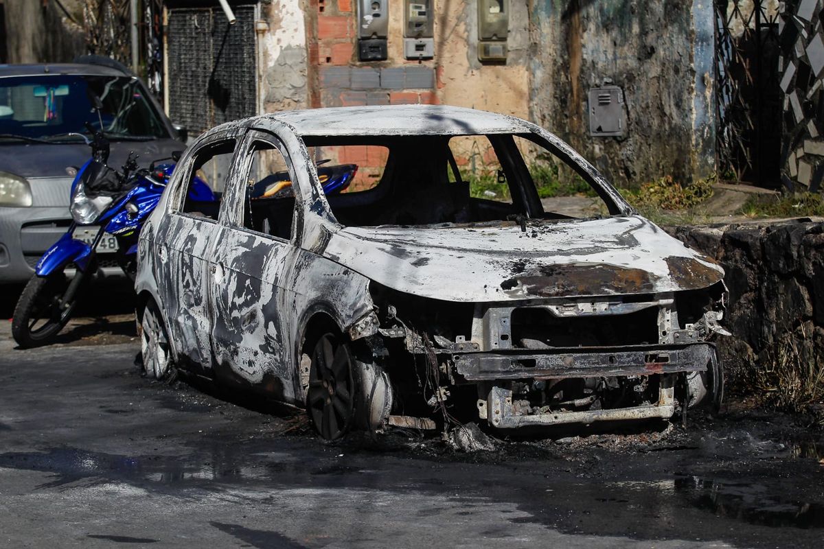  Sete carros são incendiados no bairro do Pero Vaz