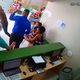 Imagem - Homem encapuzado invade hospital e agride segurança