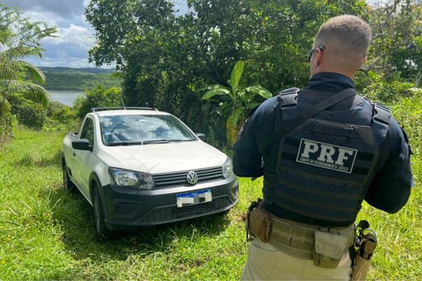 Carro foi recuperado pela PRF em Simões Filho