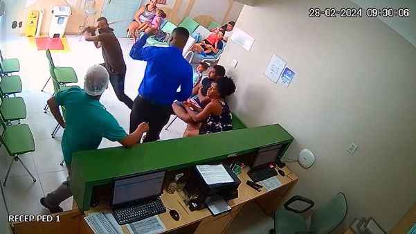 Homem encapuzado invade hospital e agride segurança