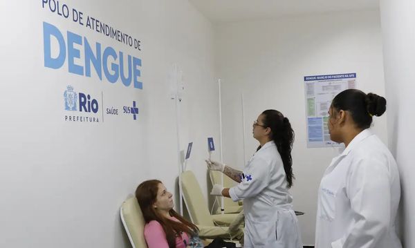 Pacientes buscam atendimento médico para dengue na Policlínica Hélio Pellegrino