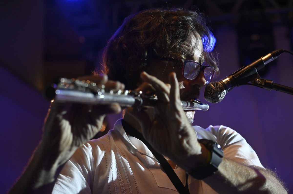 André Becker tocando flauta durante o show da Rumpilezz