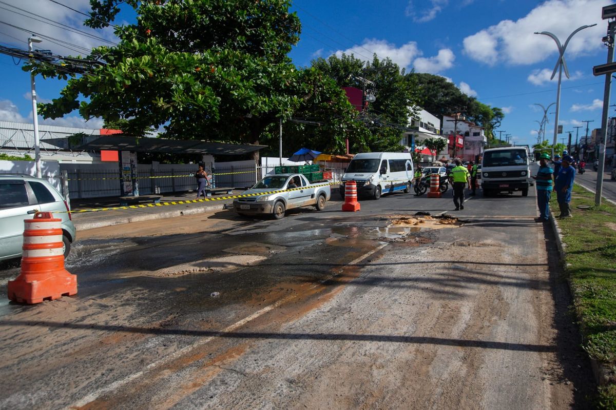 Cratera atrapalha trânsito na Avenida Dorival Caymmi