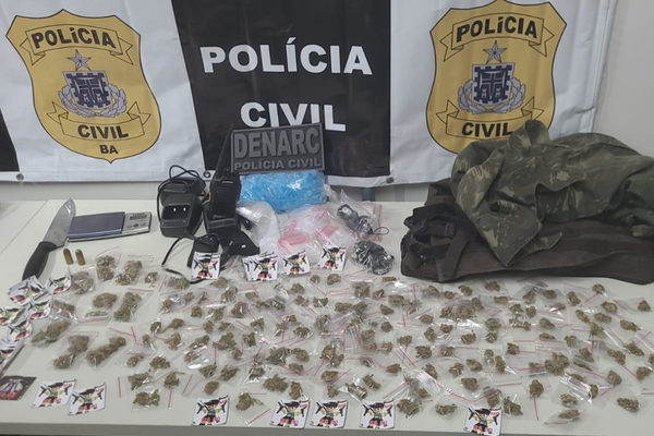 Foram encontrados, aproximadamente, 160 porções de maconha, além de munições, rádios comunicadores, uma roupa do exército e embalagens para fracionamento de drogas