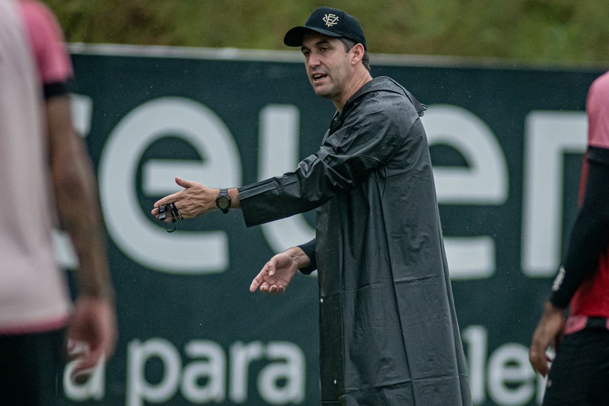 Léo Condé busca confirmar a classificação do Vitória às semifinais do Baiano