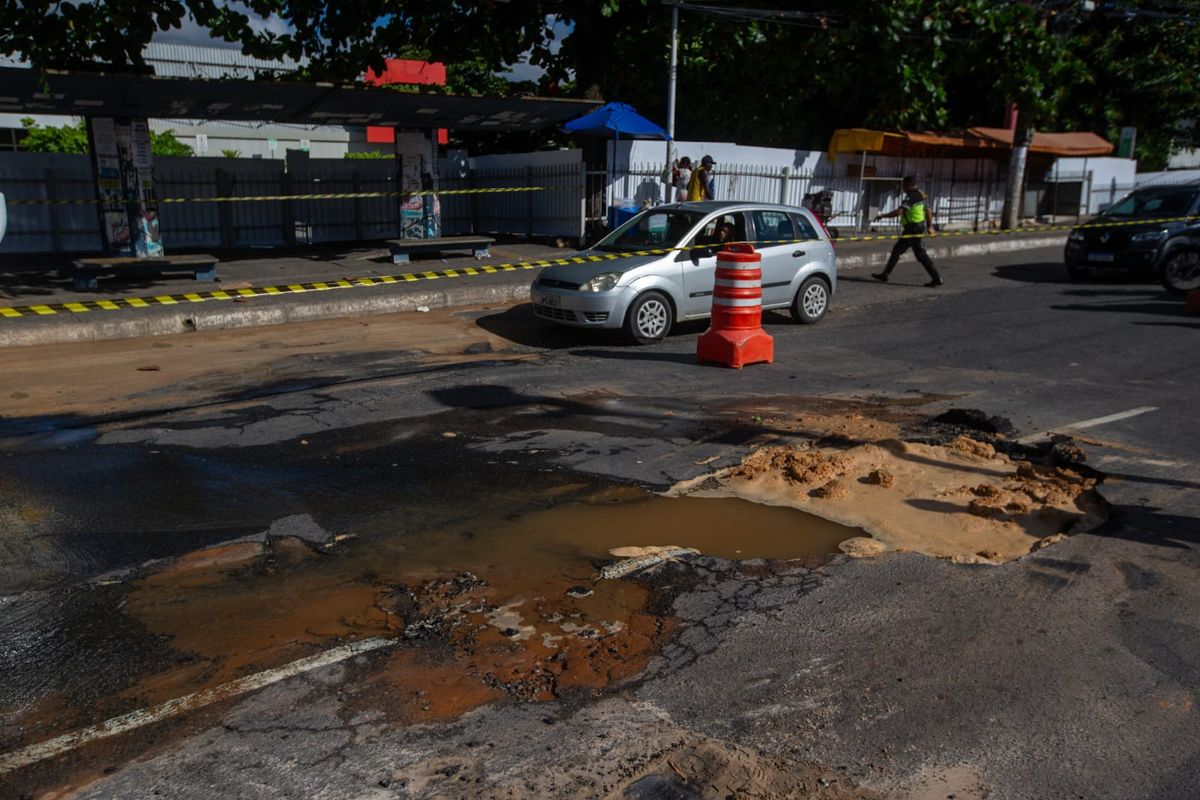 Tubulação rompeu na Avenida Dorival Caymmi