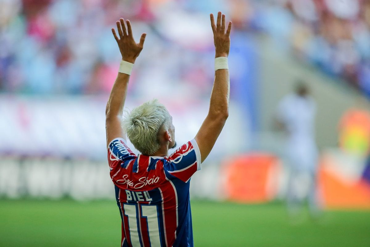 Biel comemora após marcar o primeiro gol na temporada