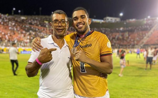 Geraldo ao lado do filho, o goleiro Lucas Arcanjo
