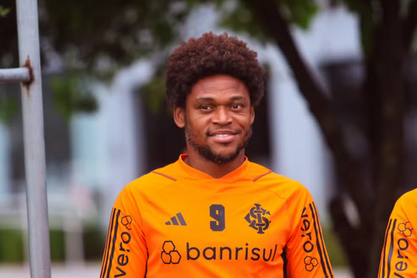 Luiz Adriano desembarcou em Salvador para assinar contrato com o Vitória