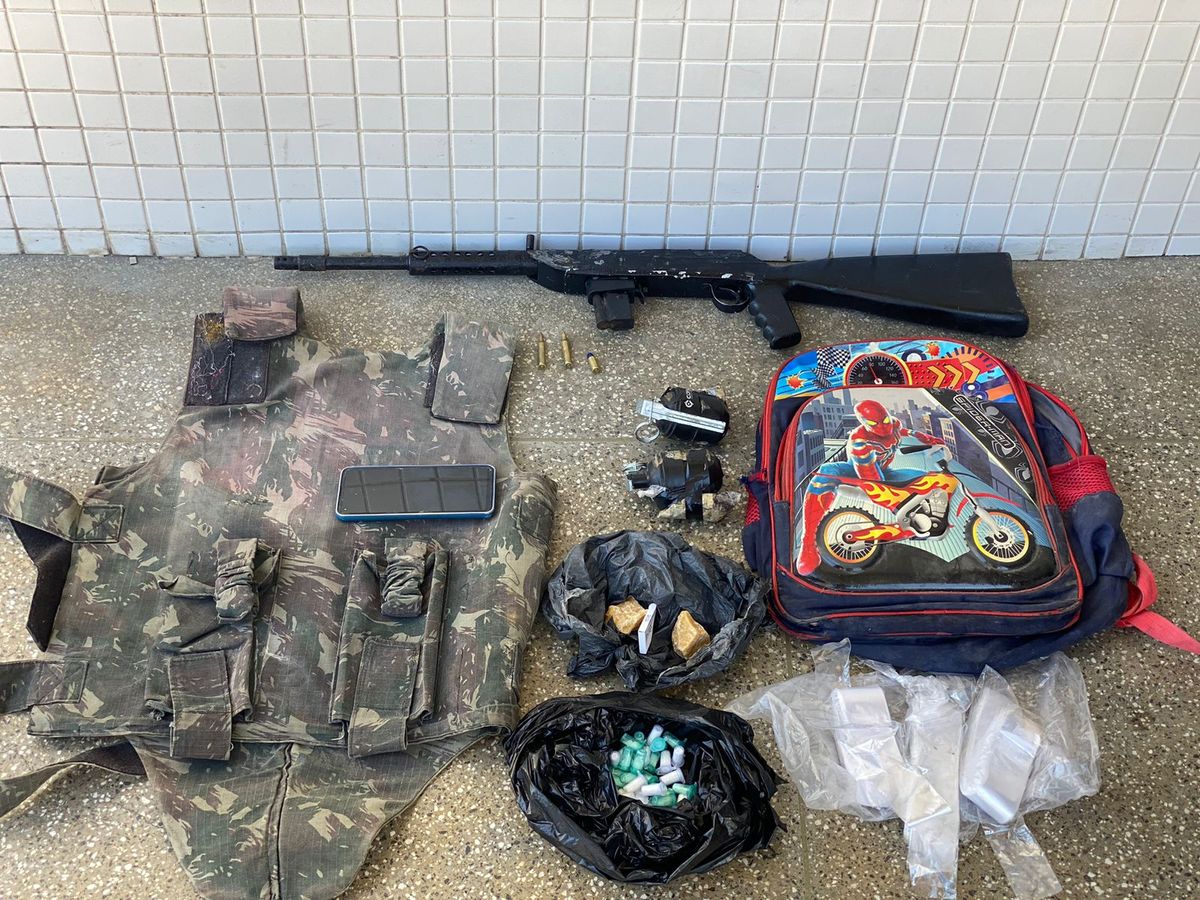 Polícia prende homem com granadas, armas e drogas em Fazenda Coutos