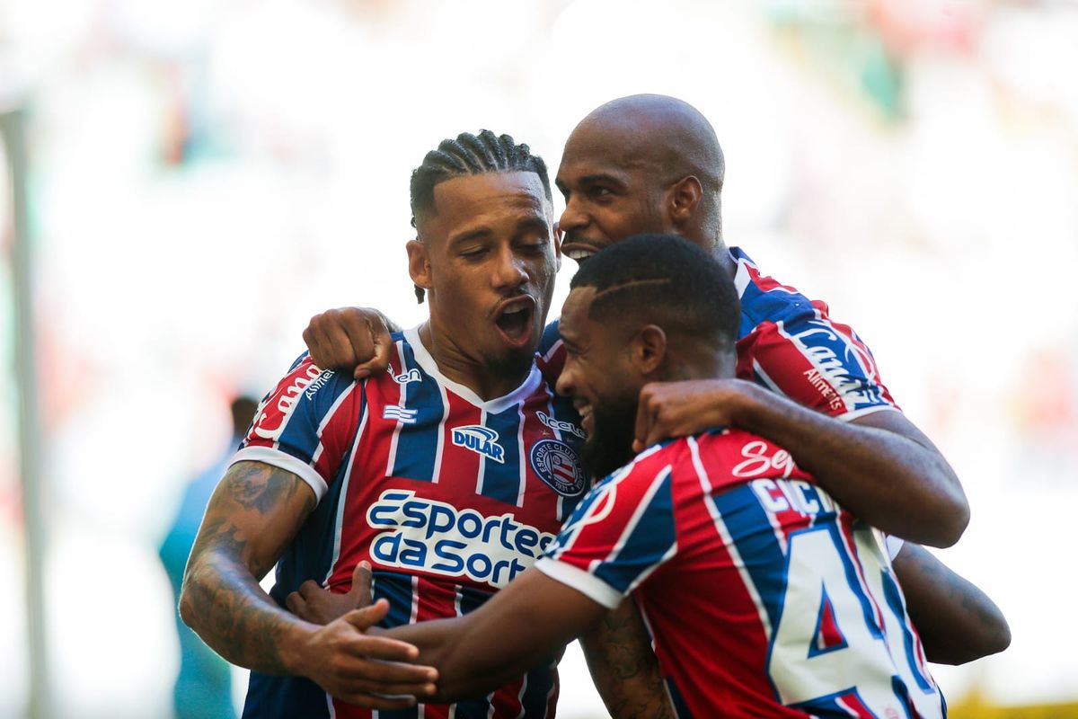 Ratão, Estupiñán e Cicinho comemoram durante jogo contra o Jacuipense, na Fonte Nova