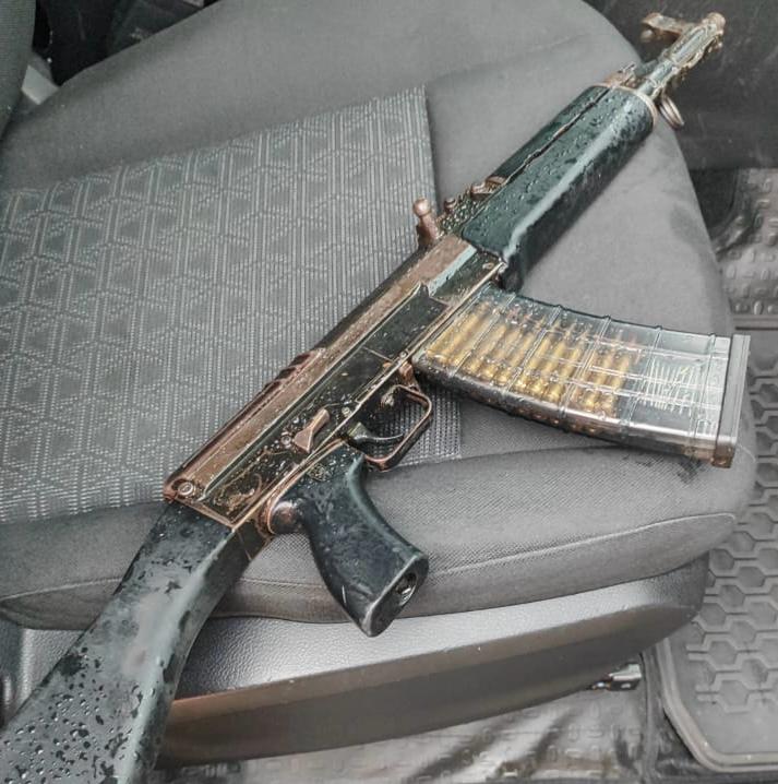 Polícia apreende fuzis, drogas e carros roubados no bairro de Valéria; suspeito foi morto por Divulgação/ Polícia Civil