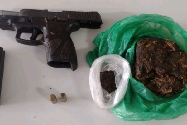 Foi encontrado na posse do indivíduo, uma pistola calibre.40 com 02 munições do mesmo calibre e uma porção de maconha