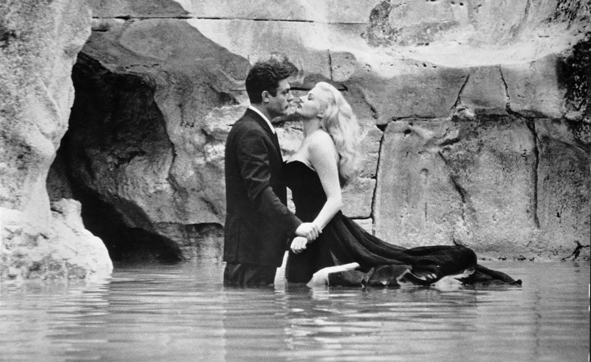 Marcello Mastroiani e Anita Ekberg em A Doce Vida
