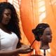 Imagem - ‘Ficava ao lado de fora assistindo’: trancista precisou matricular filha em curso para aprender a fazer penteados