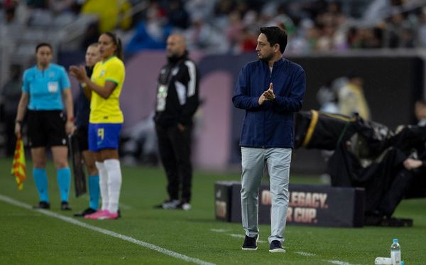 Arthur Elias durante a vitória do Brasil sobre o México