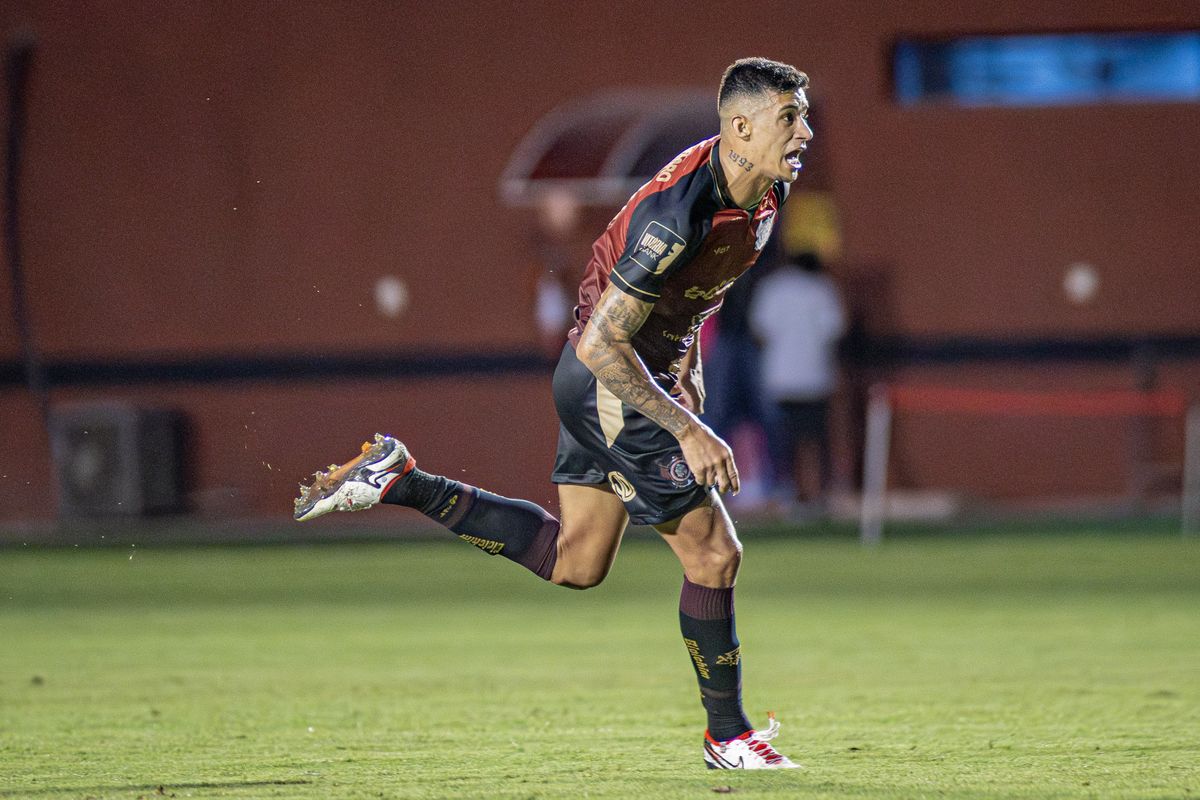 Zagueiro Camutanga comemora após estufar a rede contra o Itabaiana, no Barradão
