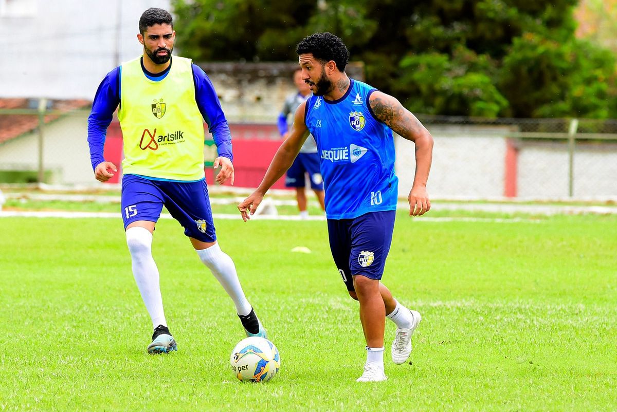 Capitão do Jequié, João Grilo protege a bola da marcação de Bruno Henrique