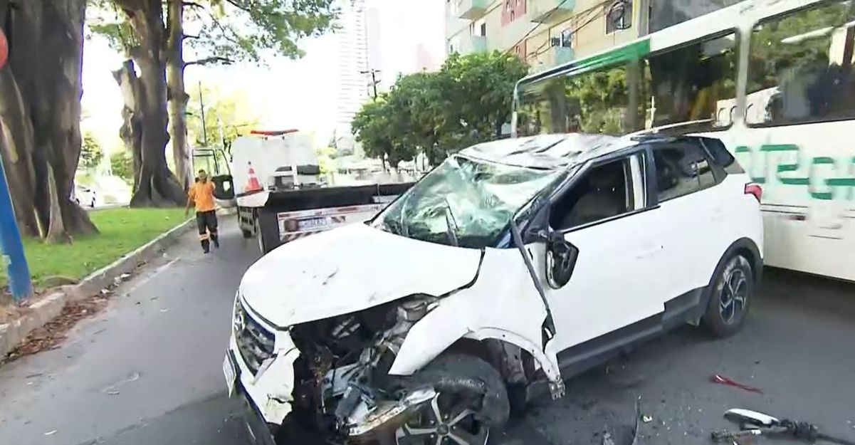 Carro capotou na Av. Vasco da Gama