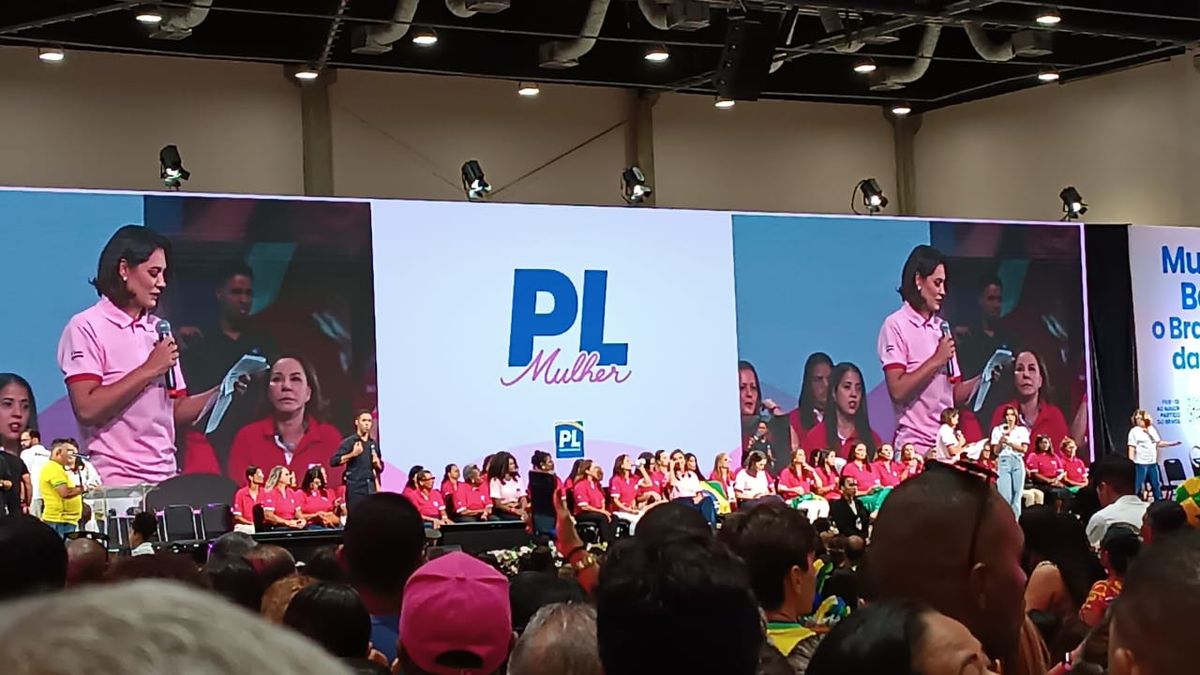 Michelle Bolsonaro discursando em evento em Salvador