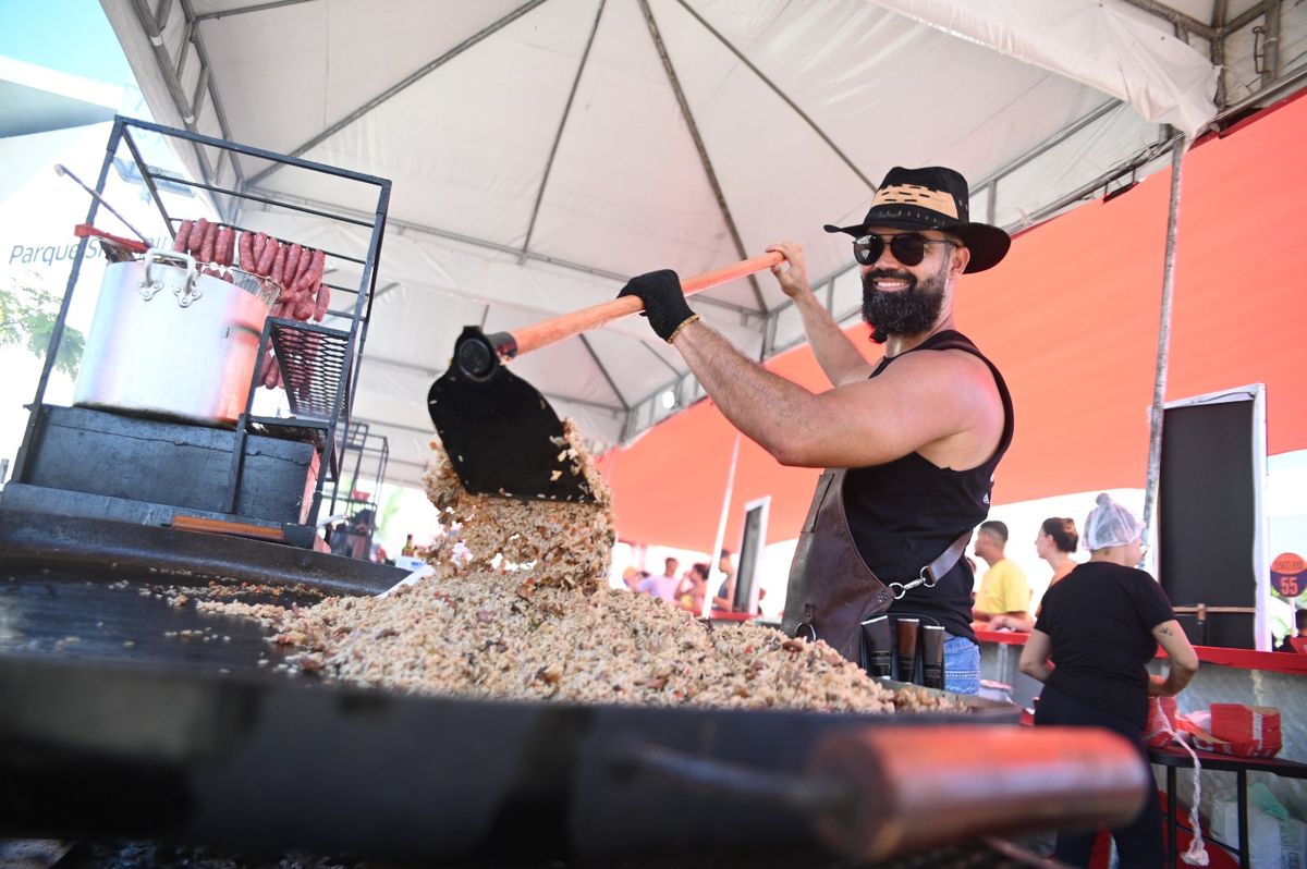 Wilson Alves, 38, foi responsável pelo arroz carreteiro nesta edição do Clube do Fogo por Paula Fróes/ CORREIO