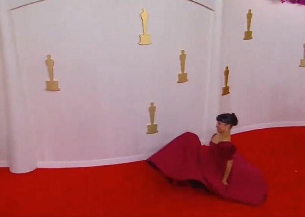 A atriz Liza Koshy caiu no Oscar