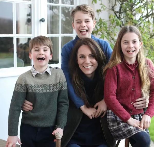 Foto mostra Kate e os três filhos