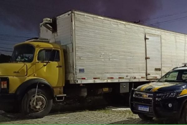 PRF recupera caminhão roubado em Sergipe